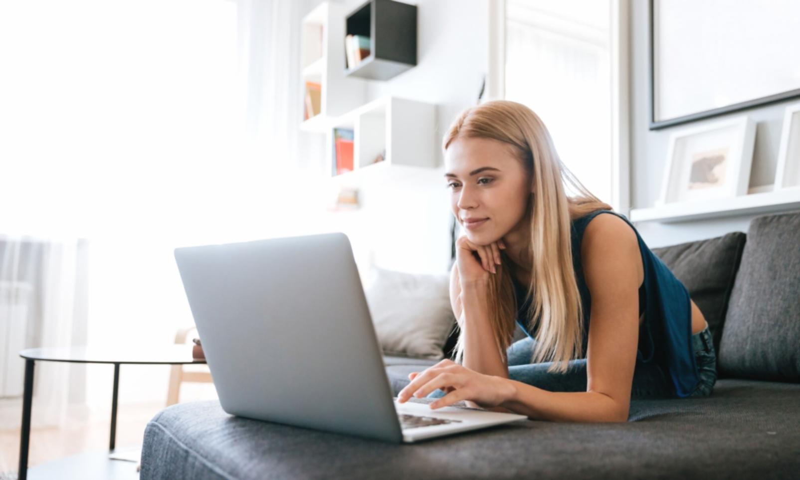 Étudiant consultant des documents d'analyse financière