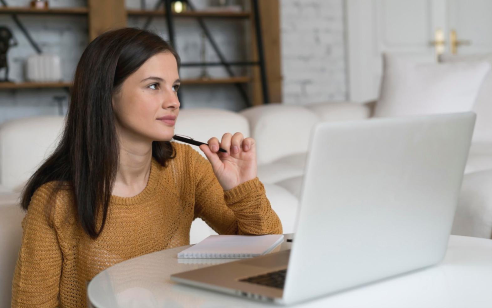 Espace de travail avec documents financiers et ordinateur